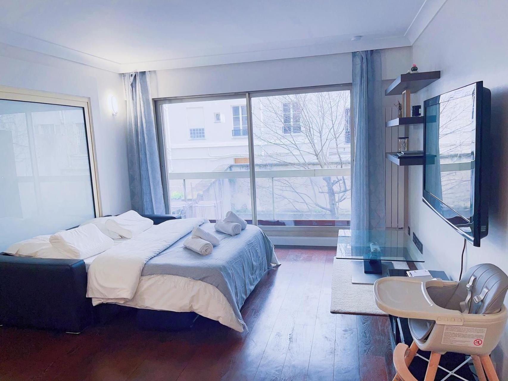 Belle Chambre Champs-Elysee パリ 部屋 写真